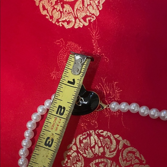 Elegant faux Pearl Necklace with Black Heart Pendant - Picture 8 of 17
